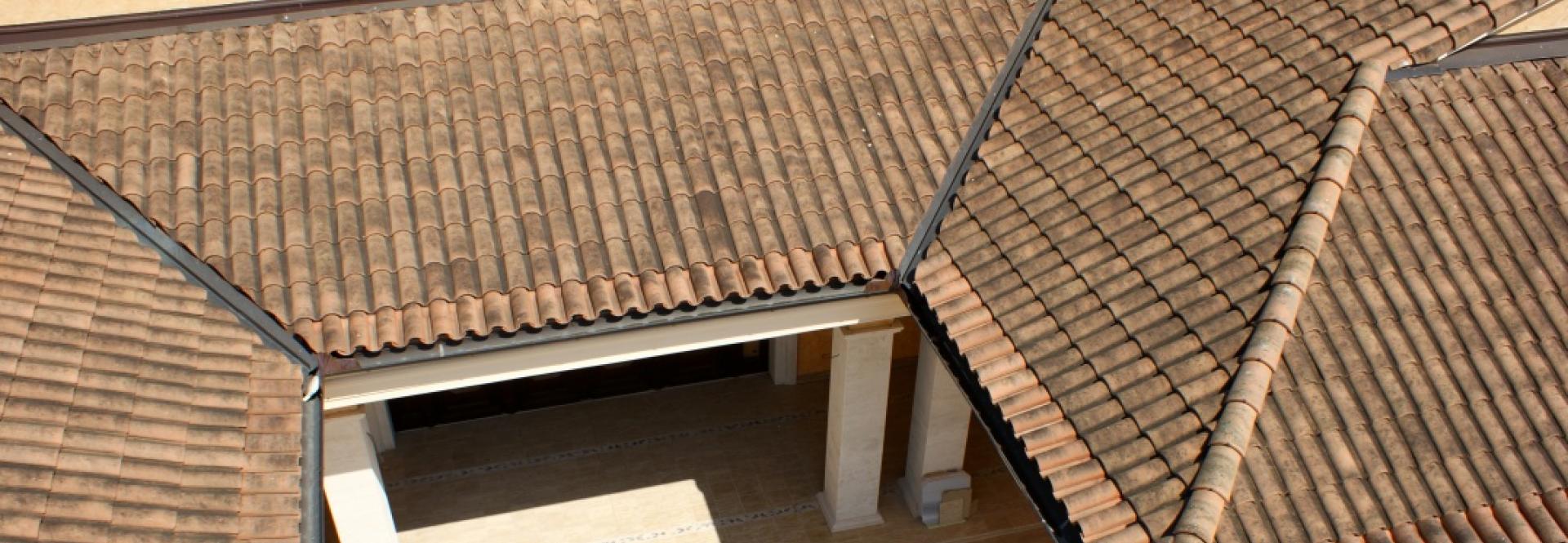 Tretia Galéria domy a strechy