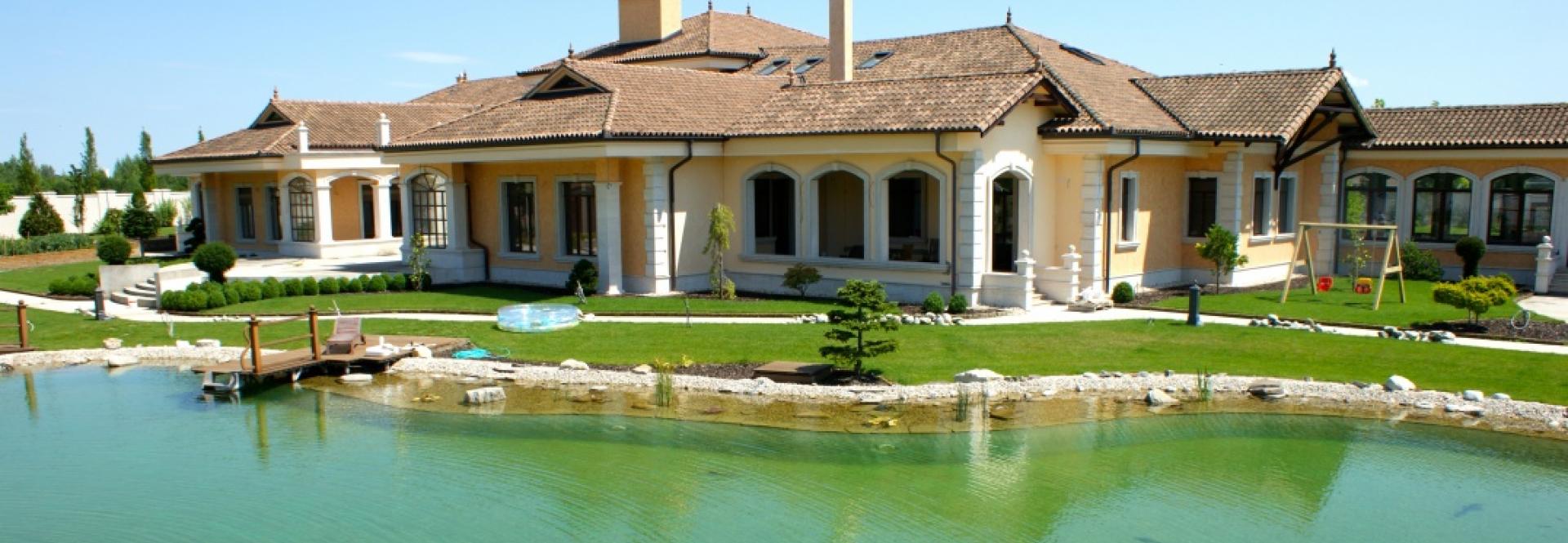 Tretia Galéria domy a strechy